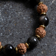 Obsidyen ve Rudraksha Doğal Taş Makrome Bileklik – Ayarlanabilir El Yapımı Tasarım