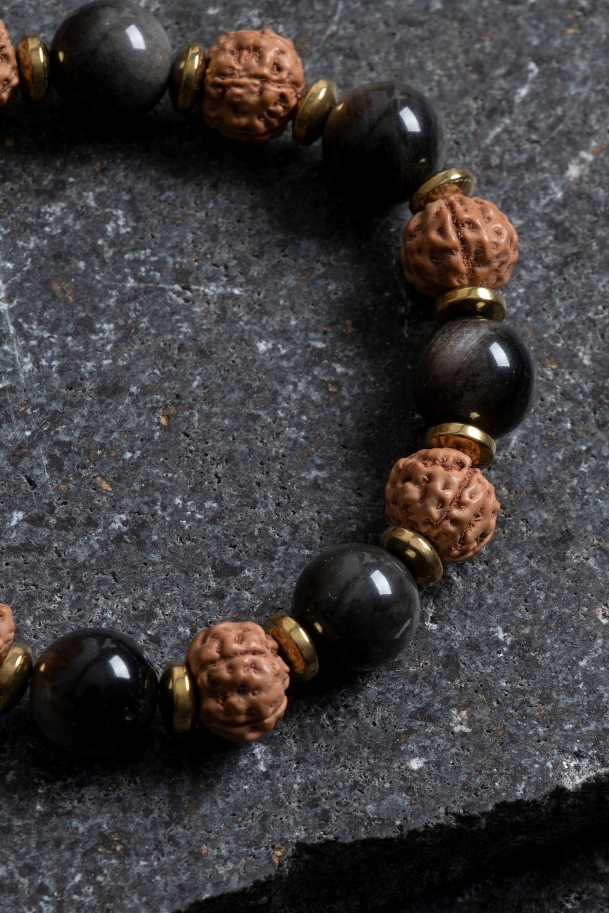 Obsidyen ve Rudraksha Doğal Taş Makrome Bileklik – Ayarlanabilir El Yapımı Tasarım