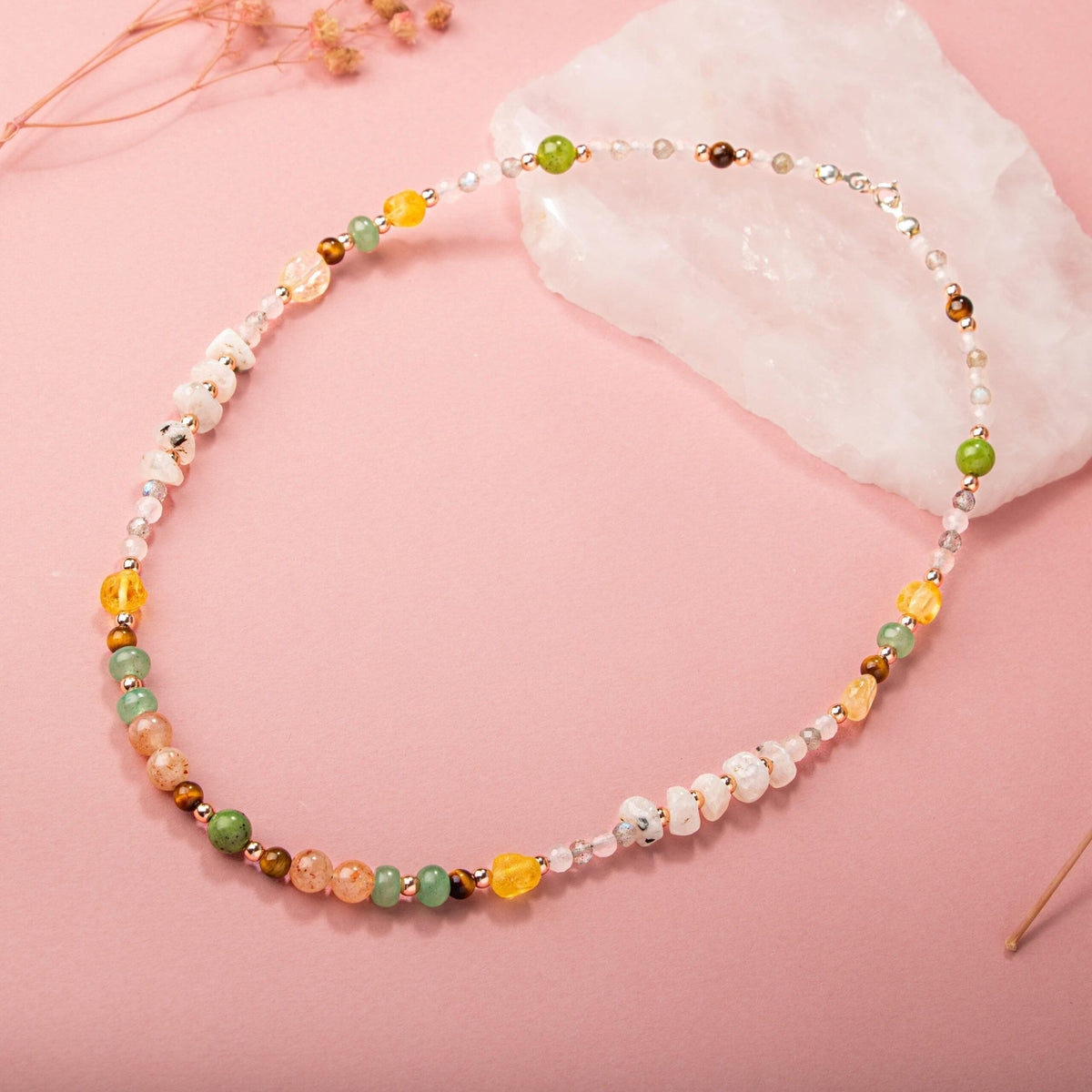 Yeşim, Kaplan Gözü, Hematit, Güneş Taşı, Aventurin, Sitrin, Kehribar, Labradorit, Ay Taşı & Pembe Kuvars Doğal Taş Kolye – Özel Tasarım (50 cm)
