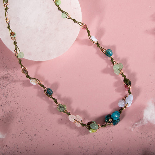Boğa Burcu Doğal Taş Makrome Kolye – Kalsedon, Kiyanit, Krizopras, Mavi Apatit, Pembe Kuvars, Renkli Turmalin & Yeşil Aventurin – Özel Tasarım
