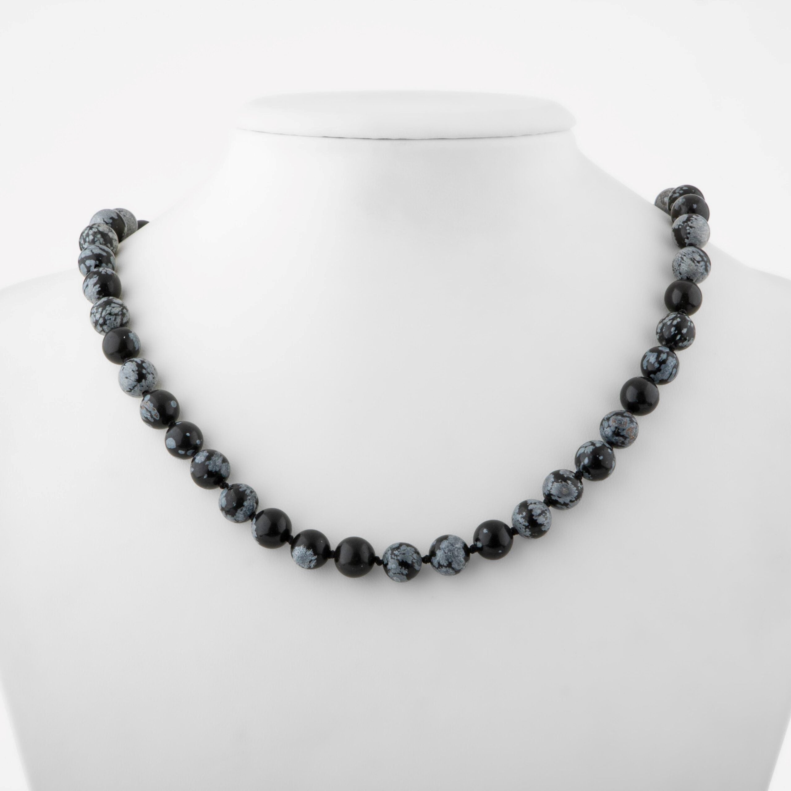 Karlı Obsidyen Doğal Taş Kolye – 8 mm Düğümlü, Unisex Tasarım (50 cm)