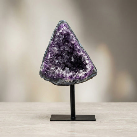 Ametist Doğal Taş Standlı Ham Parça – 666,4 gr | 19,5 × 11 cm