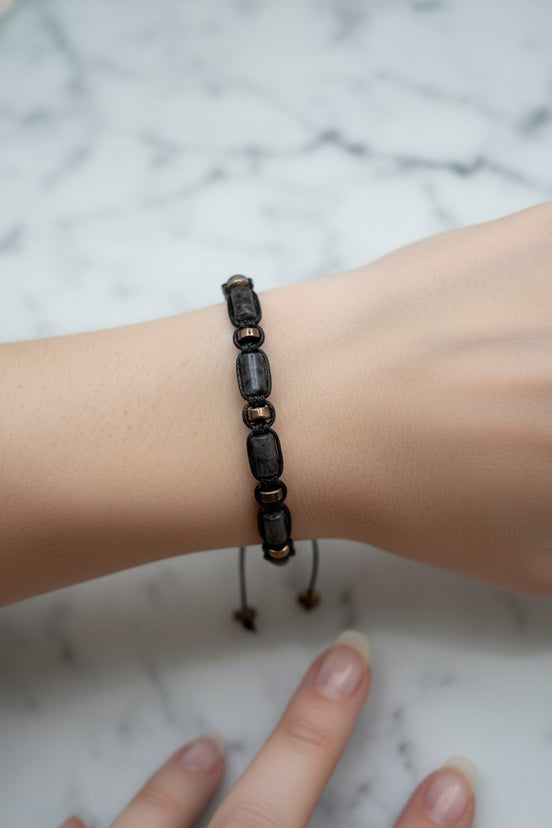 Spektrolit ve Hematit Doğal Taş Bileklik – İpli Köşeli Makrome Model, Unisex Tasarım