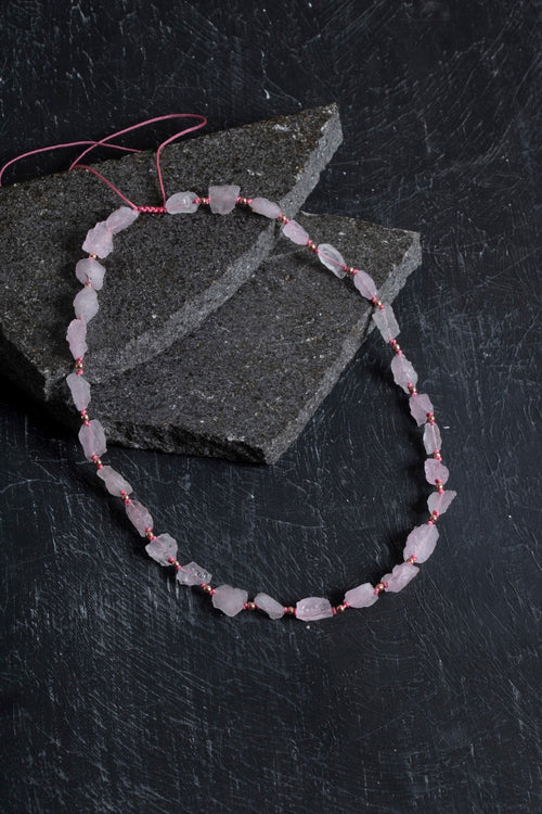 Ham Pembe Kuvars Doğal Taş Kolye – Unisex Şık Tasarım