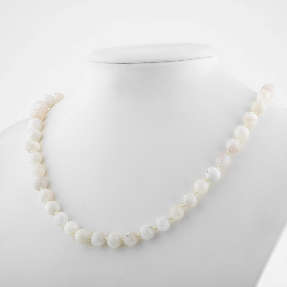 Ay Taşı Doğal Taş Kolye – 8 mm Düğümlü, Unisex Tasarım (50 cm)